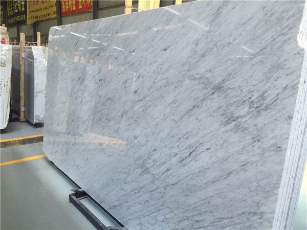 Carrara baltas itališkas marmuras