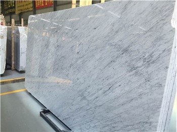 Carrara baltas itališkas marmuras