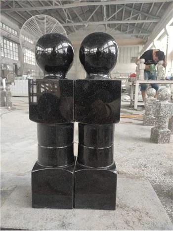 Granito akmens stulpai