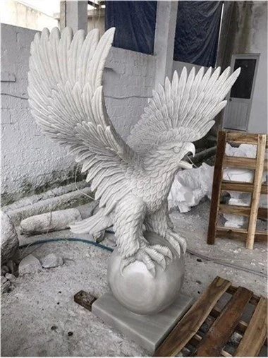 Akmens Erelio sodo statulos