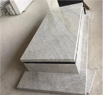 Baltas granito antkapis